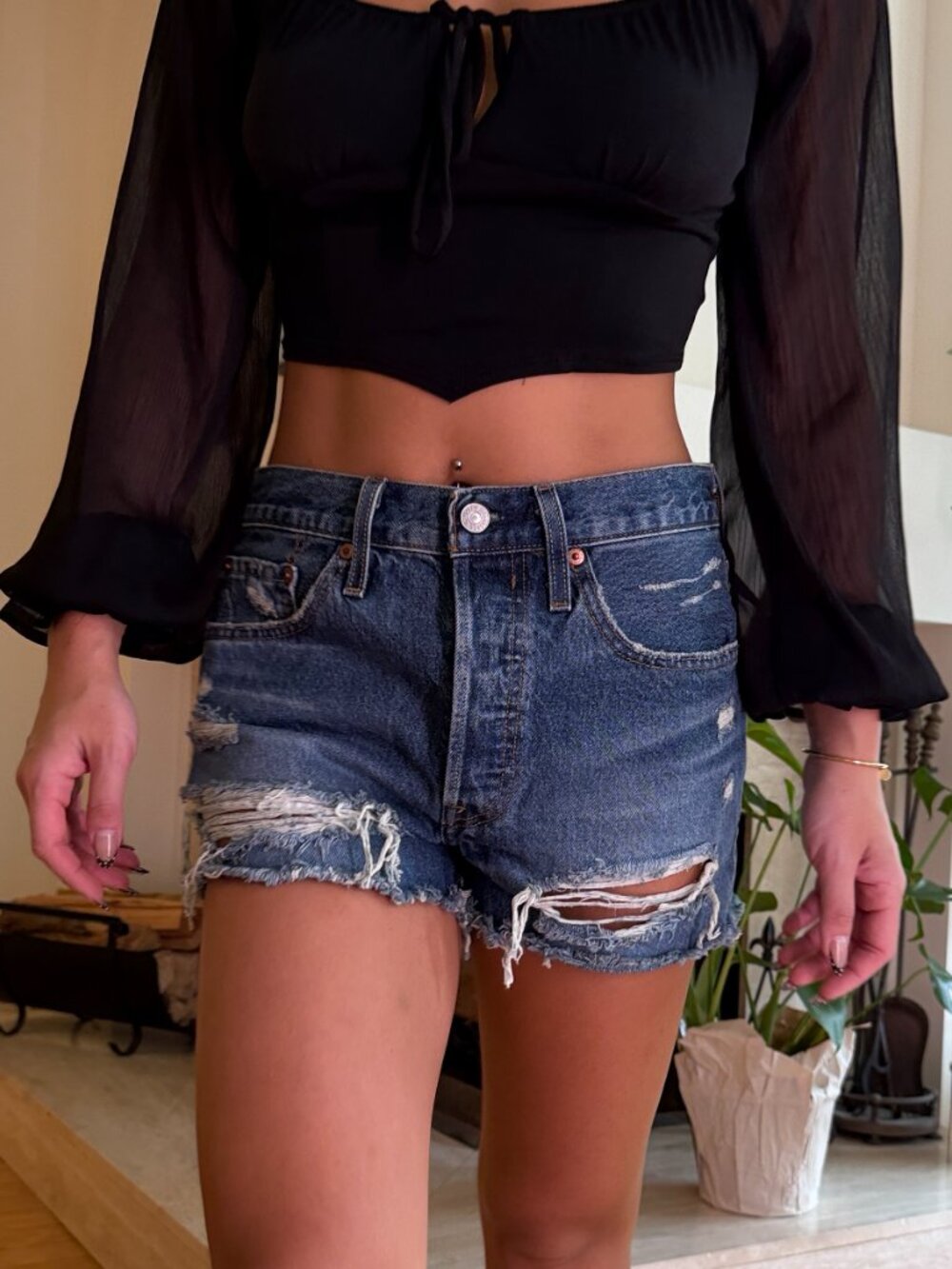 Levi’s 501 Medium Wash Distressed Denim Shorts – High Rise (W27) - Picture 4 of 6